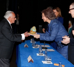 Su Majestad la Reina entrega el Premio Ciudad de Talavera 2014 a la Identidad Local y Comarcal al maestro cerámico, Rafael García Bodas